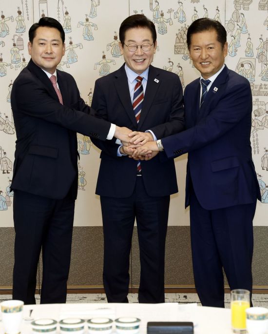 이재명 대통령이 8일 용산 대통령실에서 여야 지도부 오찬 회동에 참석한 더불어민주당 정청래 대표, 국민의힘 장동혁 대표와 기념촬영을 하고 있다. 연합뉴스