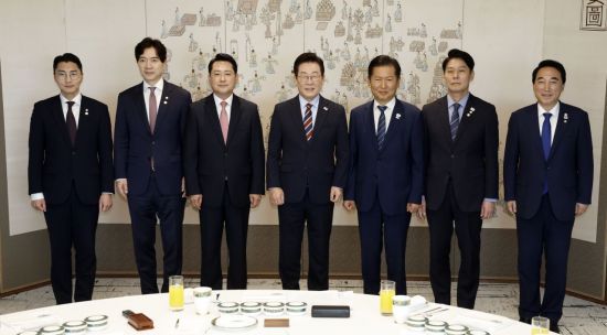 이재명 대통령이 8일 용산 대통령실에서 여야 지도부 오찬 회동 참석자들과 기념촬영을 하고 있다. 왼쪽부터 국민의힘 박준태 당대표 비서실장, 박성훈 수석대변인, 장동혁 대표, 이 대통령, 더불어민주당 정청래 대표, 한민수 당대표 비서실장, 박수현 수석대변인. 연합뉴스