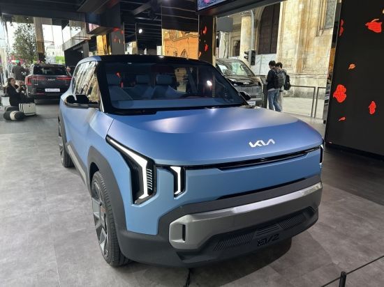 9일(현지시간) 독일 뮌헨 시내에 설치된 합동 전시장인 오픈스페이스 내 기아 전시장에 선보인 콘셉트차 'EV2'. 오현길 기자