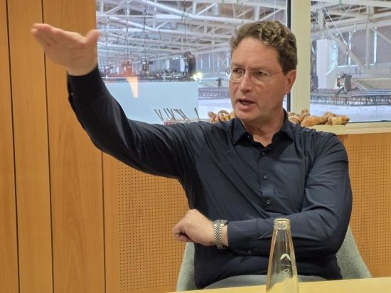 8일(현지시간) 독일 뮌헨에서 열린 'IAA 모빌리티 2025'에서 열린 메르세데스-벤츠 글로벌 미디어 간담회에서 올라 칼레니우스 메르세데스-벤츠 회장(이사회 의장)이 발언하고 있다. 오현길 기자