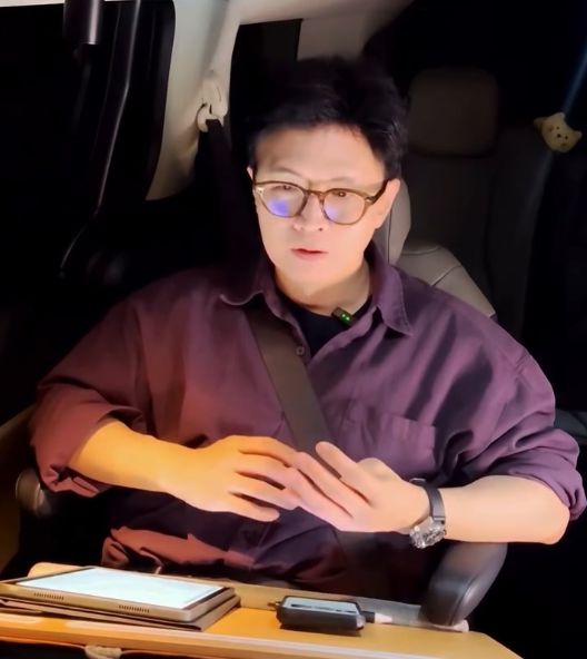 한동훈 전 대표는 국민의힘 대선 경선 후보였던 지난 4월 18일 '라방 정치'를 시작해 6개월 가까이 이어가고 있다. 집이나 차 안 등 일상생활 공간에서 실시간 채팅을 읽으며 소통하는 방식이다. 한동훈 SNS