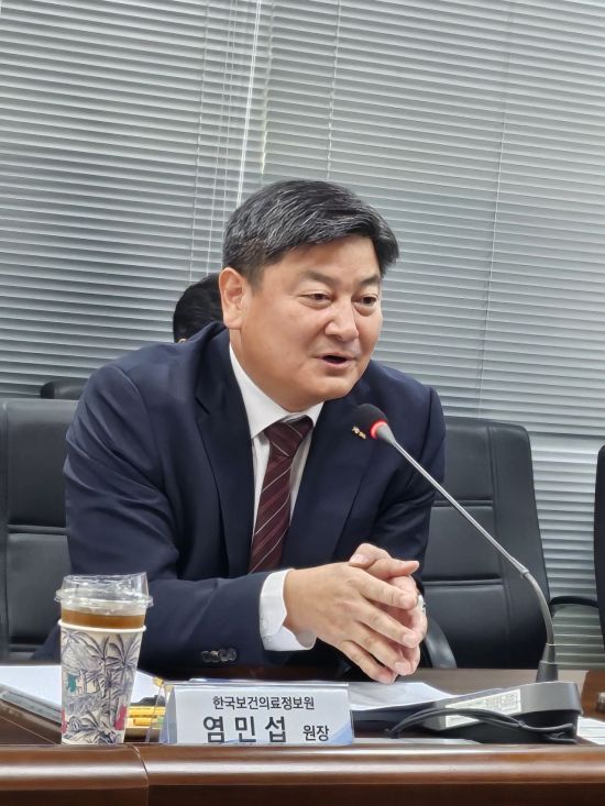 염민섭 한국보건의료정보원(KHIS) 원장이 기자들의 질문에 답변하고 있다. 김종화 기자