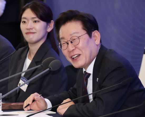 이재명 대통령이 10일 서울 마포구 프론트원에서 열린 국민성장펀드 보고대회에서 참석자와 토론하고 있다. 연합뉴스