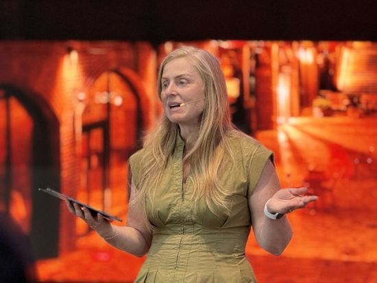 데보라 호닉 삼성전자 영국법인 상무가 9일(현지시간) 영국 런던 킹스크로스 지역에 자리잡은 삼성전자 KX 스토어에서 삼성의 AI 홈 비전을 소개하고 있다. 장희준 기자