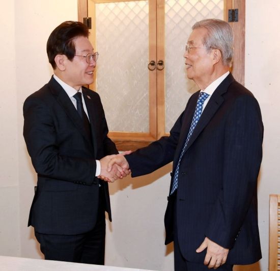 이재명 대통령과와 김종인 전 국민의힘 비상대책위원장. 국회사진기자단