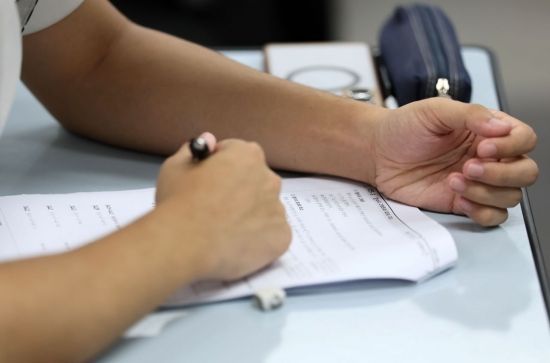 2026학년도 대학수학능력시험 모의평가가 실시된 3일 서울 고3 학생들이 시험 준비를 하고 있다. 사진은 기사의 특정 내용과 관련 없음.