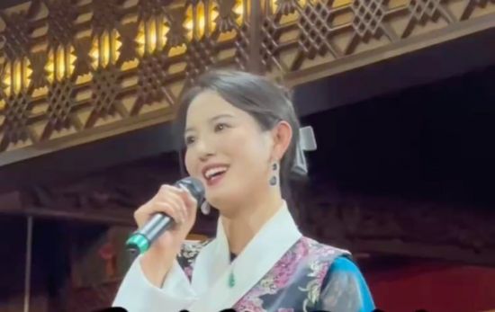 중국의 한 식당에서 일하는 무용수가 배우 송혜교와 닮은 외모로 주목받고 있다. SCMP