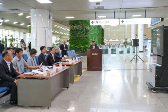 김진태 강원특별자치도지사가 11일 파라타항공 제주노선 취항을 앞두고 양양국제공항에서 양양공항, 파라타항공, 양양군과 함께 취항 점검을 실시하고 있다. 강원특별자치도 제공