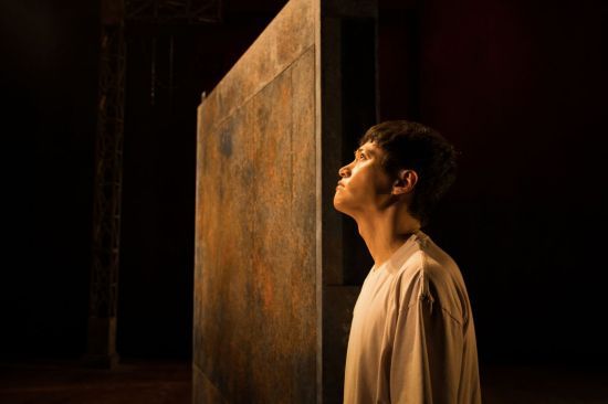 연극 '엔드 월(End Wall)-저 벽 너머에는 뭐가 있을까?' 공연 장면  [사진 제공= 서울문화재단, (c)대학로극장 쿼드·이강물]