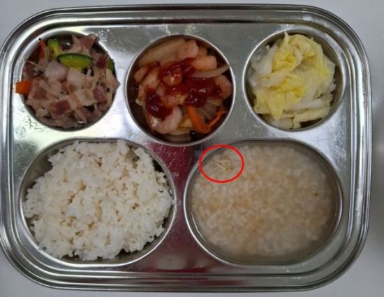 경기 평택시의 한 어린이집이 공개한 급식 사진에 벌레 유충으로 보이는 이물질이 발견돼 논란이 일고 있다. 인스타그램 스레드
