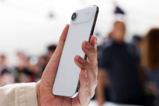 아이폰 에어를 손으로 들고 있다. 로이터연합뉴스