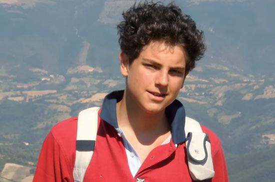 7일(현지시간) 바티칸에서 교황 레오 14세가 집전하는 시성 미사에서 성인 반열에 오르는 카를로 아쿠티스의 생전 모습. 9년 전 15세의 나이로 세상을 떠난 그는 2건의 기적을 일으켰다고 가톨릭 교회는 승인했다. 미국 가톨릭 방송 EWTN 방송화면 캡처