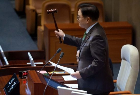 우원식 국회의장이 지난해 12월 14일 국회에서 윤석열 전 대통령 탄핵소추안 가결을 선포하고 있다. 김현민 기자