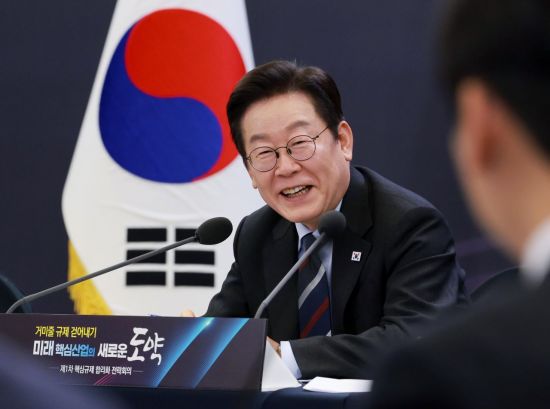 이재명 대통령이 지난 15일 서울 성북구 한국과학기술연구원(KIST)에서 열린 핵심규제 합리화 전략회의에서 참석자 발언을 들으며 웃고 있다. 대통령실통신사진기자단 연합뉴스