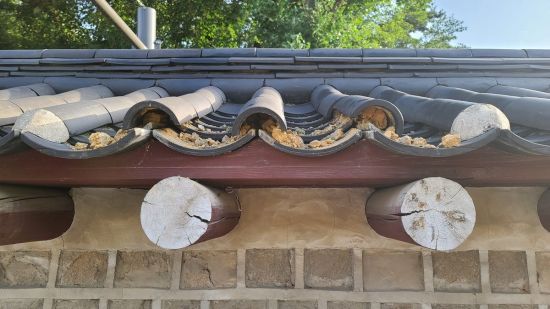 기와 파손 모습