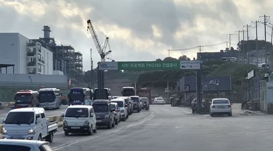 지난달 울산 온산 석유화학산업단지에서 에쓰오일 샤힌 프로젝트의 일환으로 설비를 건설하기 위한 차들이 드나들고 있다. 오지은 기자