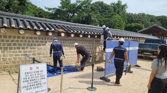 파손된 기와를 보수하는 모습[국가유산청]
