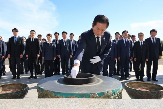 정청래 더불어민주당 대표를 비롯한 지도부가 17일 오전 제주시 봉개동 4·3평화공원을 찾아 참배하고 있다. 연합뉴스