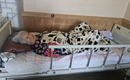 치매 및 와상환자 상태에도 불구하고 요양원을 거부하고 주간보호센터를 5년째 찾는 할머니의 모습이 안쓰럽다. 이준경 기자