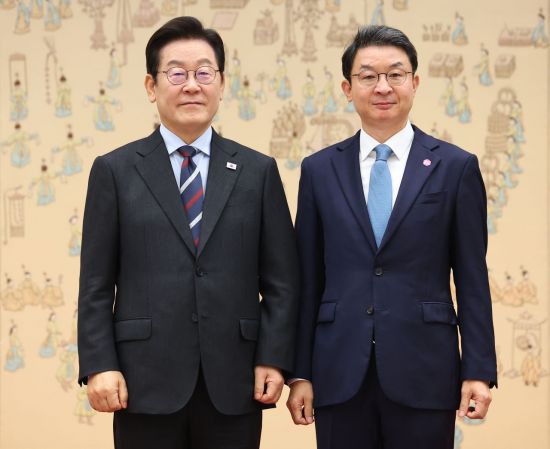 이재명 대통령이 15일 용산 대통령실에서 이억원 금융위원장에게 임명장을 수여한 뒤 기념촬영을 하고 있다. 연합뉴스