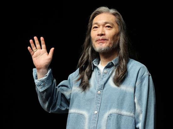 가수 임재범이 17일 서울 강남구 일지아트홀에서 열린 데뷔 40주년 기념 간담회에서 포토타임을 갖고 있다. 연합뉴스