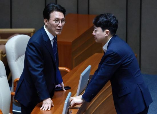 김민석 국무총리가 9일 국회에서 열린 본회의에서 이준석 개혁신당 대표와 대화하고 있다. 김현민 기자