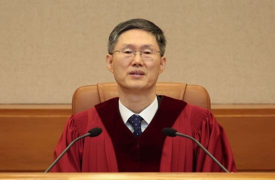 "피청구인 대통령 윤석열을 파면한다"라는 주문을 직접 낭독해 여권 지지층으로부터 인기를 얻은 문 전 대행은 최근 시사 라디오 출연, 특별 강연 등 적극적으로 대외 행보에 나서며 보폭을 넓히고 있다.