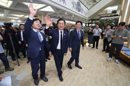 17일 오전 '2025 더불어민주당-제주도 예산정책협의회'를 위해 제주도청을 찾은 정청래 대표 일행이 로비를 가득 채운 공무원들에게 인사하고 있다. 연합뉴스