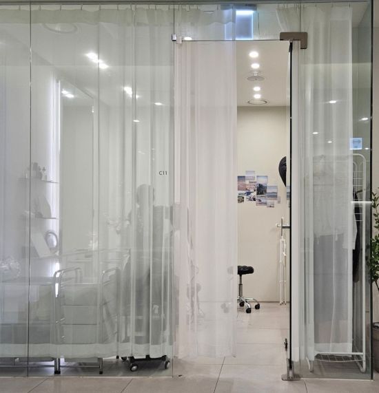 16일 서울 성동구 성수동의 한 공유미용실에서 원장이 손님의 머리를 손질하고 있다. 박승욱 기자