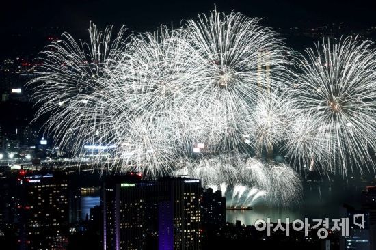 서울세계불꽃축제의 화려한 불꽃이 밤하늘을 수놓고 있다. 문호남 기자 munonam@