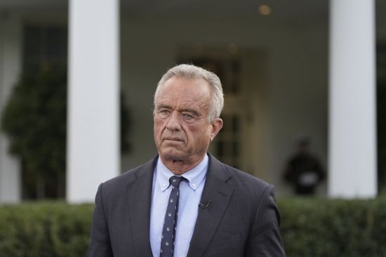 미국 보건복지부 장관 로버트 F. 케네디 주니어가 워싱턴 백악관 웨스트 윙 밖에서 TV 인터뷰를 준비하고 있다. AP연합뉴스