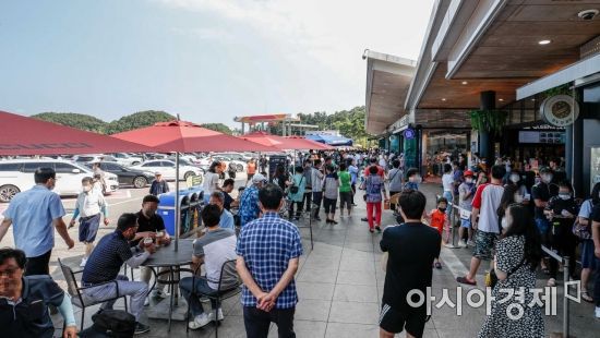 휴게소가 여행객들로 북새통을 이루고 있다(기사 이해를 돕기 위한 사진으로 직접적 관련 없음). 강진형 기자
