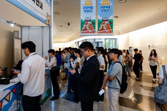 17개 업종별로는 금융·보험업이 월평균 임금총액과 인상률 모두에서 1위를 차지했다. 사진은 서울 중구 동대문디자인플라자에서 열린 '2025 금융권 공동채용 박람회'에 참가한 구직자들이 박람회장에 입장하기 위해 줄을 서고 있는 모습.