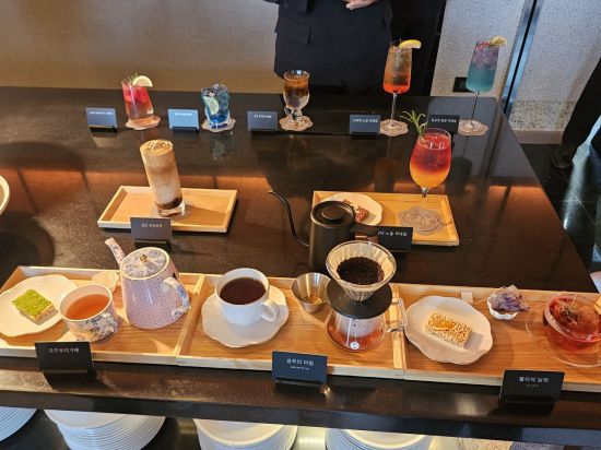 소노캄 경주 식음료 매장에 마련된 메뉴들. 경주 보리티 하이볼, 경주보리가배 등 경주의 특징을 살렸다. 사진=박재현 기자