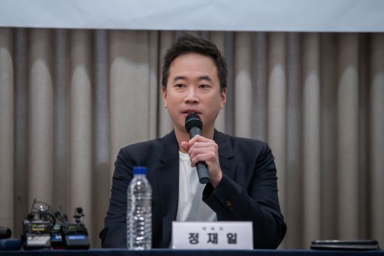 정재일 작곡가가 23일 서울 종로구 더프리마아트센터에서 열린 서울시향 신작 발표 기자간담회에서 신작 '인페르노'에 대해 설명하고 있다.   [사진 제공= 서울시립교향악단]