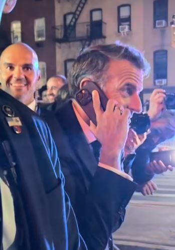 도널드 트럼프 미국 대통령과 통화하는 에마뉘엘 마크롱 프랑스 대통령. 브뤼(Brut) 캡처.