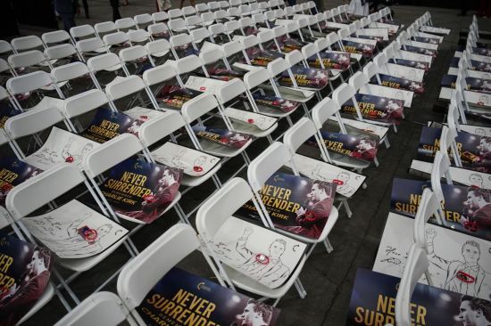 찰리 커크의 죽음을 둘러싸고 그에 대한 추모의 열기뿐 아니라 증오와 분열의 기운도 무르익고 있다. AP연합뉴스