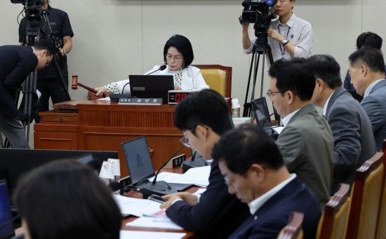 24일 국회 과학기술정보방송통신위원회에서 열린 통신·금융 대규모 해킹사고에 대한 청문회에서 최민희 위원장이 의사봉을 두드리고 있다. 2025.9.24 김현민 기자