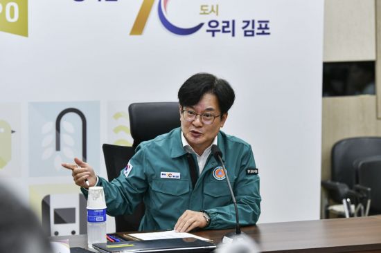 김병수 시장이 지난 8월 재난안전대책본부를 가동하고 회의를 주재하고 있는 모습. 김포시 제공