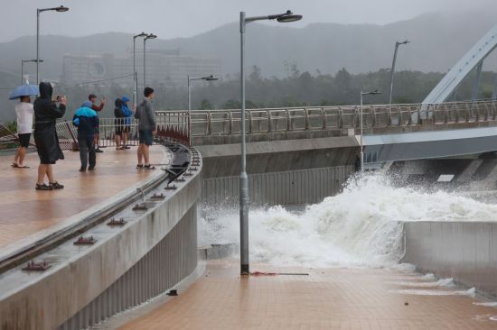 태풍이 중국 남부 해안과 홍콩을 향해 이동하면서 이 지역들도 긴장하고 있다. 홍콩에서는 태풍 영향으로 700편 이상의 항공편이 취소됐으며 사실상 도시가 폐쇄됐다. EPA연합뉴스