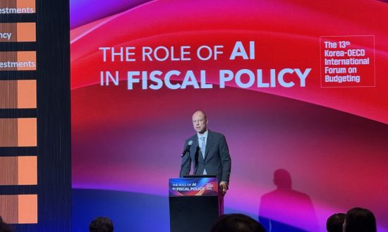 스벤 키르시푸 에스토니아 재무부 예산 담당 차관보가 26일 JW 메리어트 호텔 서울에서 열린 제13회 '한-경제협력개발기구(OECD) 국제재정포럼에서 발표하고 있다. 김평화 기자