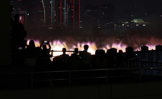 전날인 27일 오후 서울 여의도 한강공원에서 열린 '2025 서울세계불꽃축제'에서 화려한 불꽃이 밤하늘을 수놓고 있다. 연합뉴스