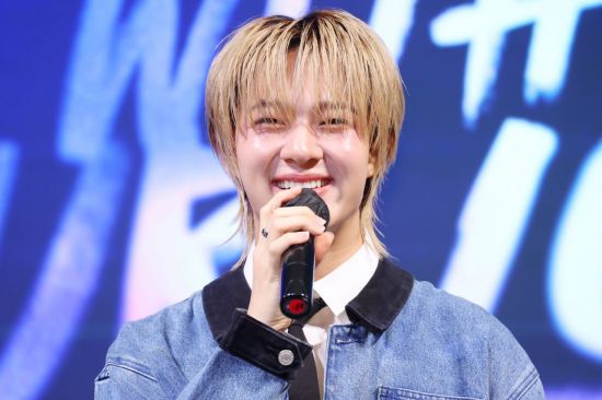 태국 가수 누뉴 차와린이 29일 오후 서울 강남구 라움아트센터에서 열린 싱글 '리브 미 위드 유어 러브' 발매 기념 기자간담회에서 인사말을 하고 있다. 연합뉴스