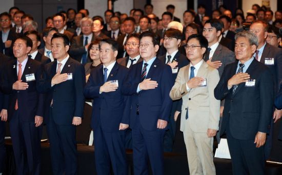 이재명 대통령이 2일 서울 광진구 그랜드워커힐서울 호텔에서 열린 제19회 세계한인의 날 기념식에서 참석자들과 국기에 경례하고 있다. 연합뉴스