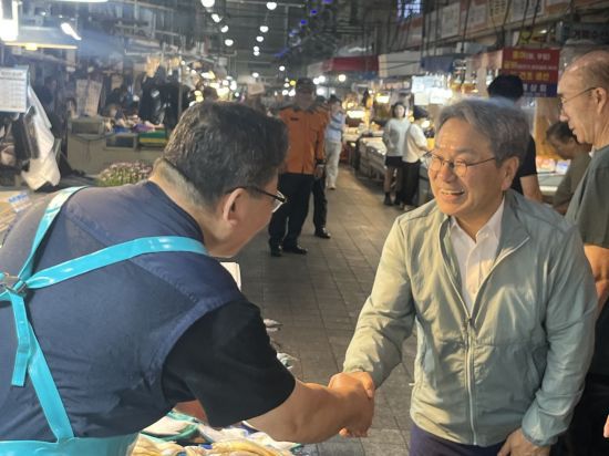 강기정 광주시장이 2일 양동시장을 찾아 상인과 악수하며 안부를 묻고 있다. 송보현 기자