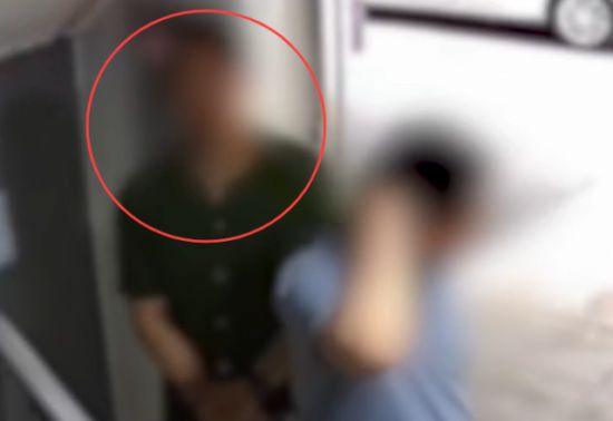 지난 6월 서울의 주택가에서 한 남성이 부동산 중개인을 따라 집을 보러 가는 모습. 경찰청 유튜브 캡처.