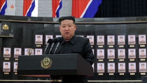 김정은 북한 국무위원장이 당 중앙위원회 본부청사에서 열린 해외작전부대 국가표창수여식 연설에서 "30~40대 군관들이 적화점을 몸으로 막고 자폭의 길을 택한 사실은 강한 충격을 주었다"고 말했다고 조선중앙TV가 22일 보도했다. 조선중앙TV 화면, 연합뉴스.