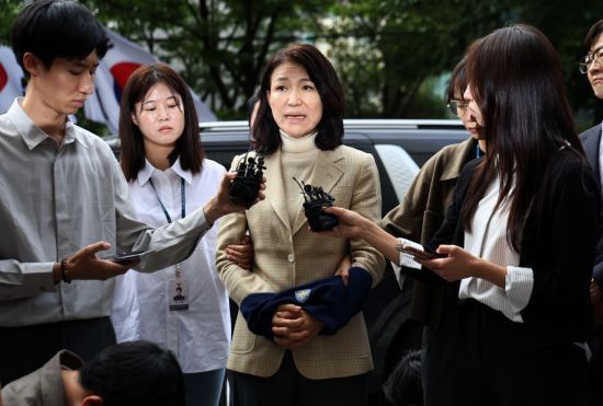 이진숙 전 방송통신위원장이 4일 오후 체포적부심사를 받기 위해 서울남부지법으로 들어서며 발언하고 있다. 연합뉴스.