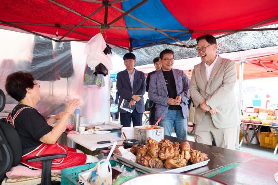 강수현 양주시장이 추석 연휴 기간인 지난 4일 가납시장을 방문해 상인들과 소통하며 환하게 웃고 있다. 양주시 제공