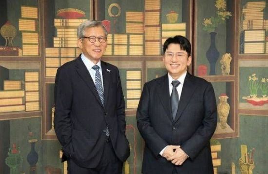 유홍준 국립중앙박물관장(왼쪽)과 방시혁 하이브 이사회 의장. 국립중앙박물관